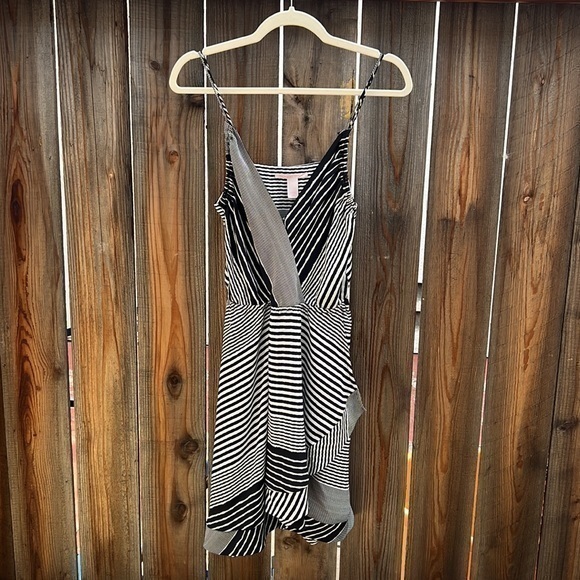 Victoria’s Secret V neck Spaghetti strap black/white mini dress size M - Picture 2 of 4